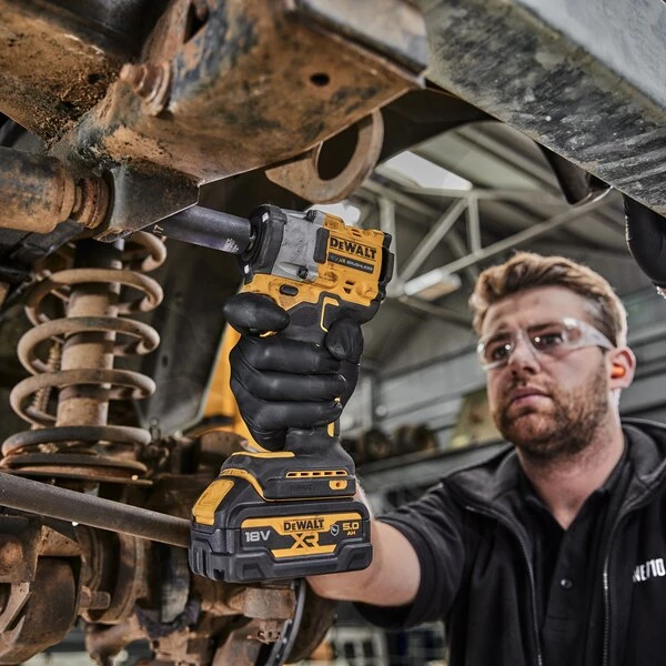 Ütvecsavarozó, akkus 18V 406 Nm 1/2" 2db 5.0Ah - DeWalt - Image 3