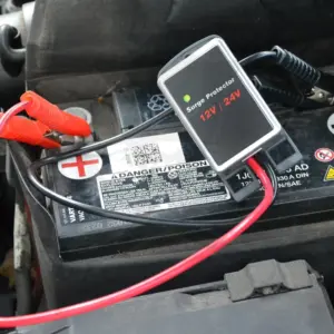 Akku őr 12V/24V - túlfeszültségvédelem "Surge Protector" - Hubitools (HUDSP12/24)